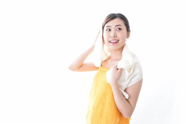髪を拭く女性