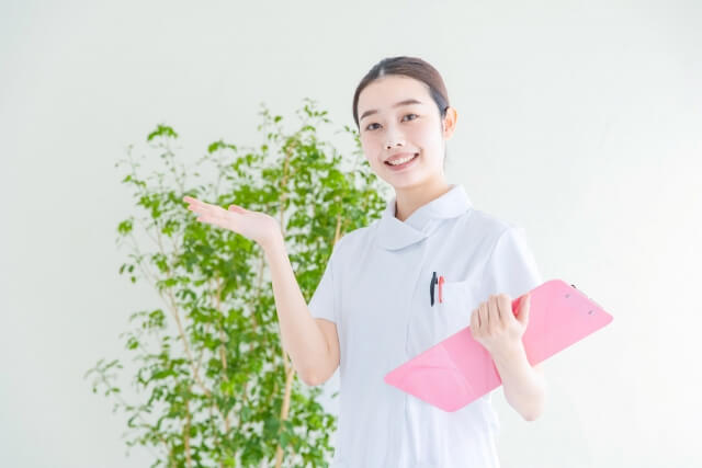 案内する看護師