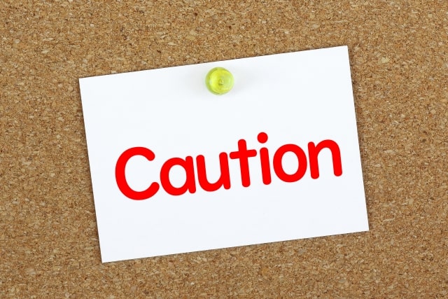 「Caution」と書かれた白紙