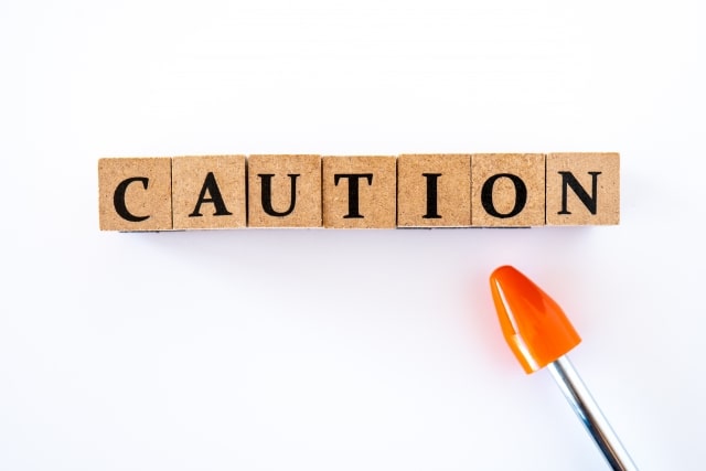 「CAUTION」と書かれた木の箱