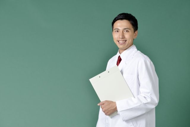 緑色の背景と医者