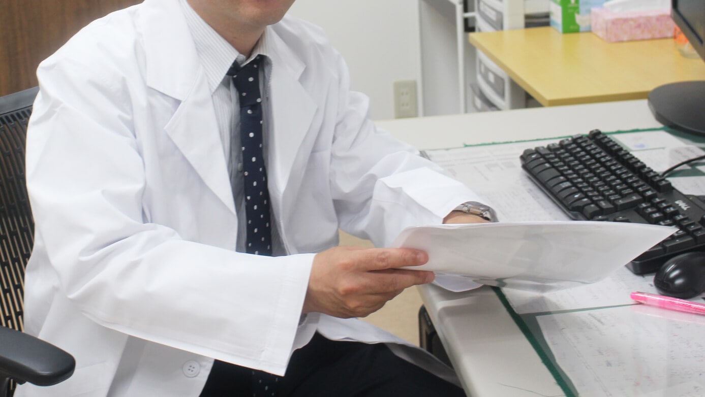 痔について説明するクリニックの先生