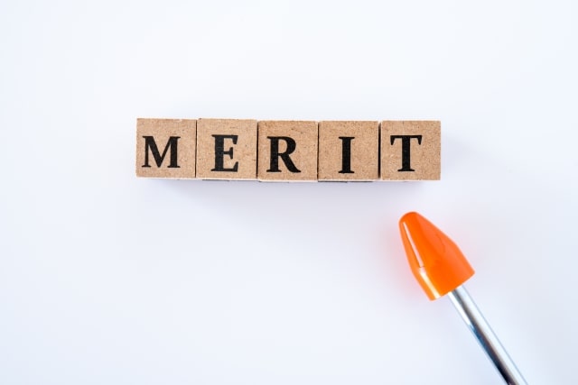 「MERIT」と書かれた木の箱