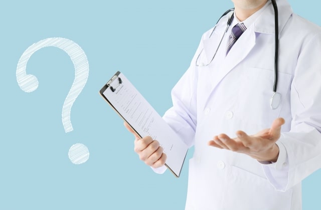 はてなマークのロゴとクリニックの先生