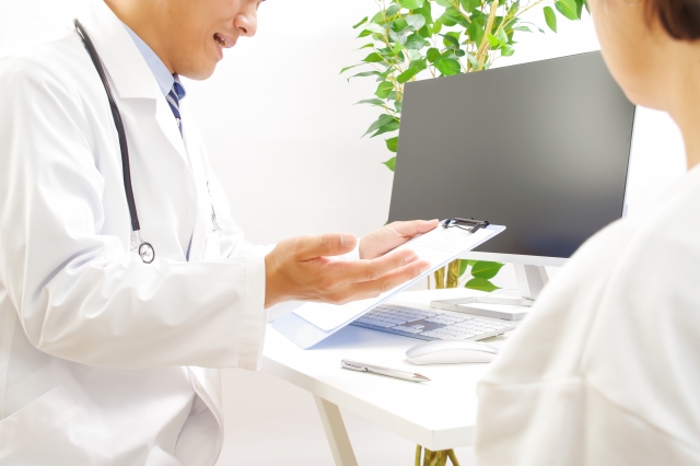 患者に説明する医師