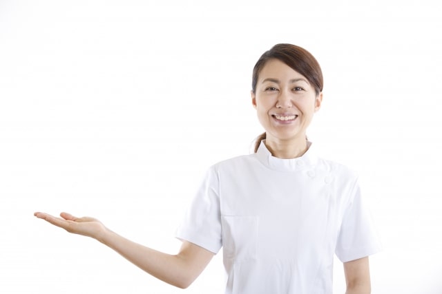 手を広げて案内する女性