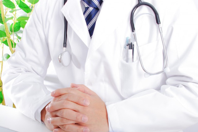 手を組む医師