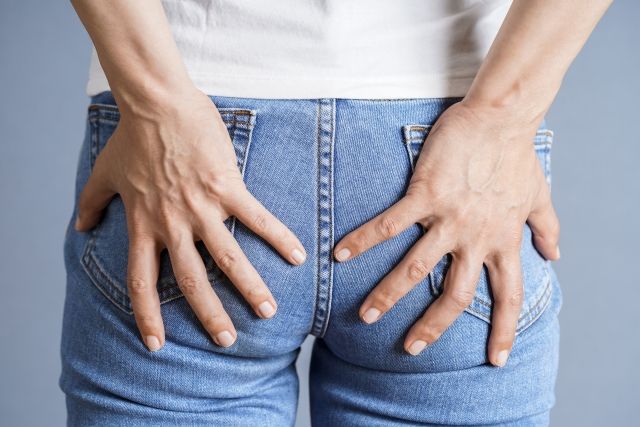おしりに手をあてる