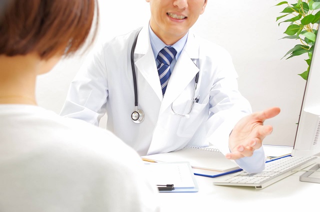 女性が痔の相談をする様子